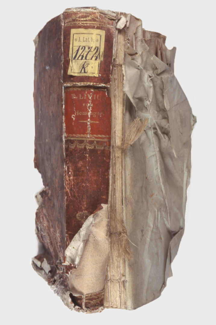 Papierband mit verknülltem Buchblock und schweren mechanischen Schäden am Einband.